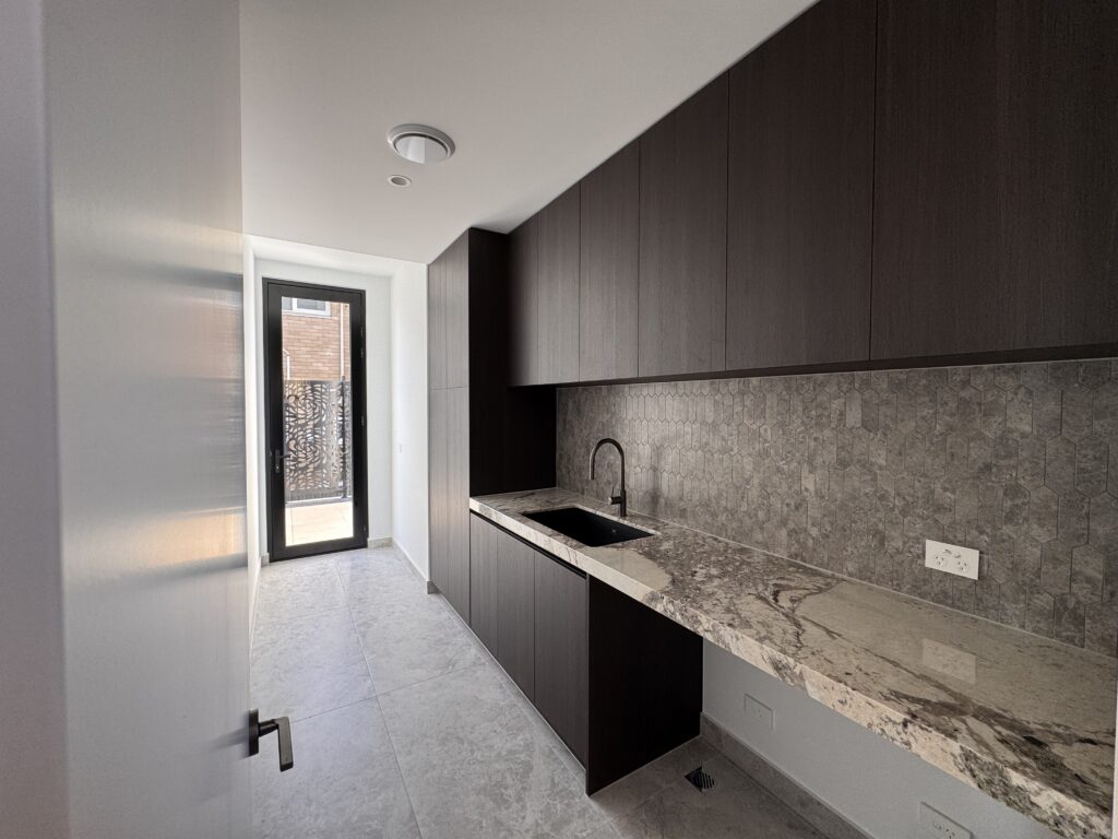 b92cb2eb19b43704bdf7183eeebce606